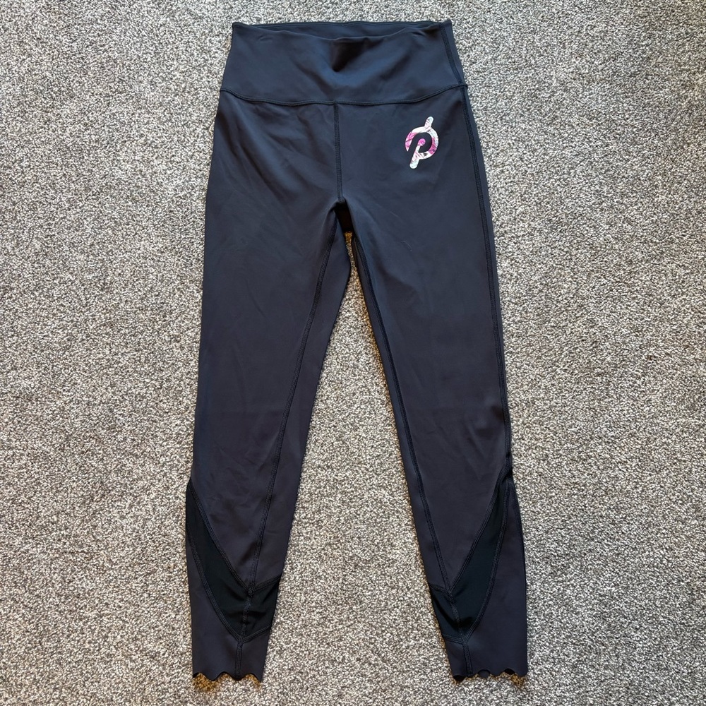 Peloton Workout Black Ankle Length Leggings with Scalloped Hem P Logo - Medium